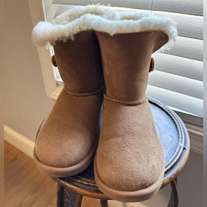 UGG Mini Bailey Button II